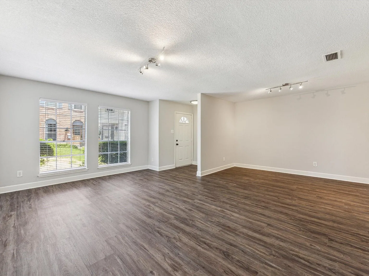 3 bed, 3.0 bath, 1992 sqft, $2,300 — Photo 3