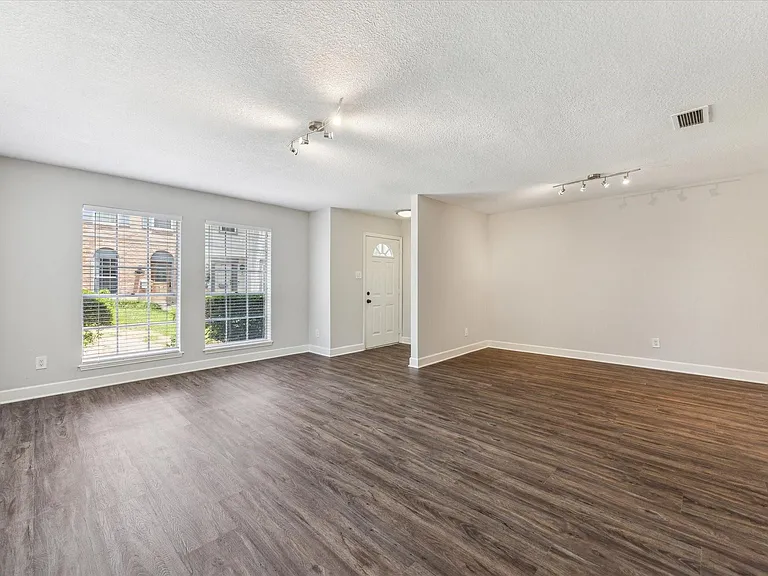 1107 Country Place Dr — Photo 3