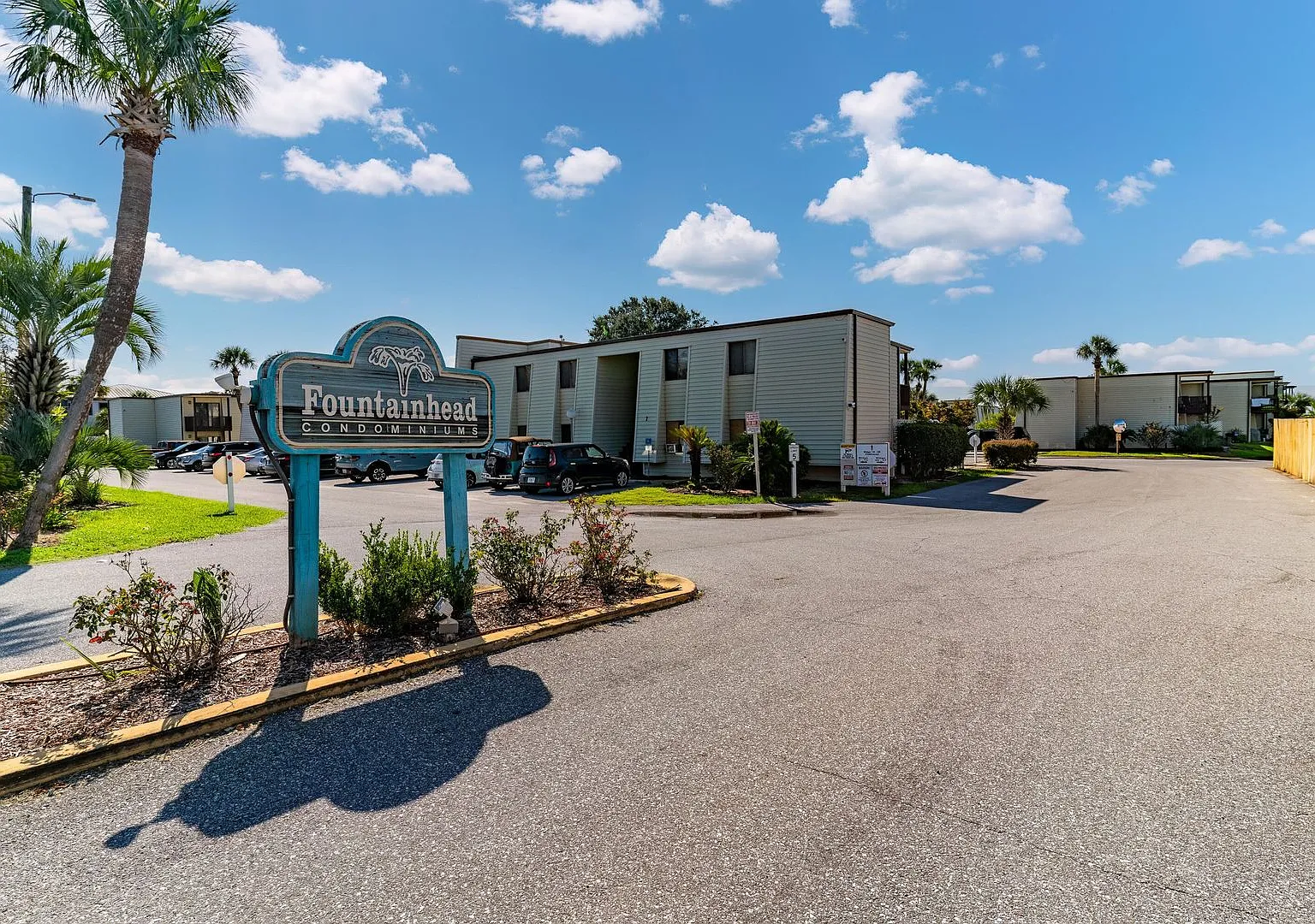 Beautifully remodeled 2 bedroom condo at waterfront complex w/ pool & dock + w/s/g included in th... — Photo 3