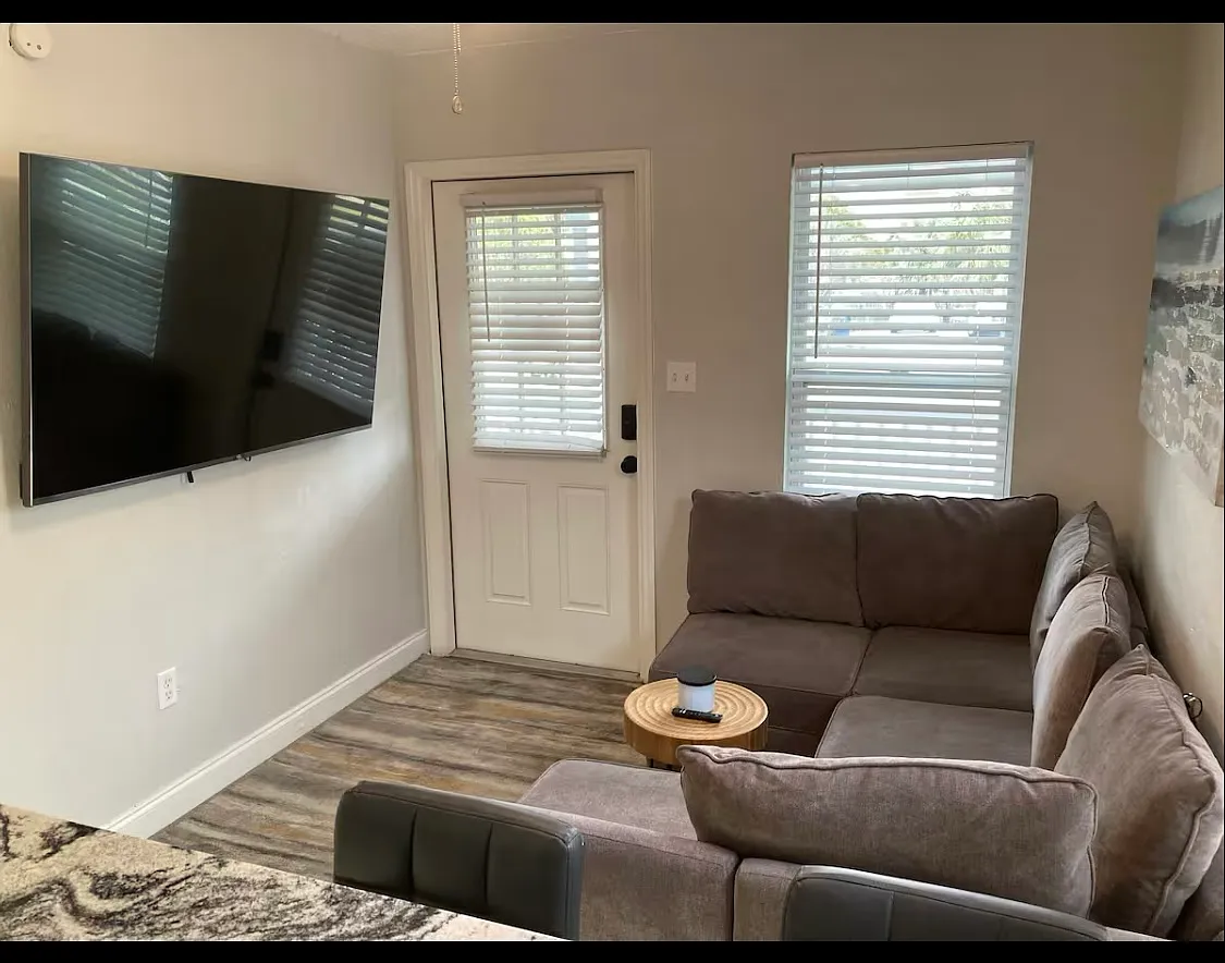 1536 W La Salle St — Photo 3