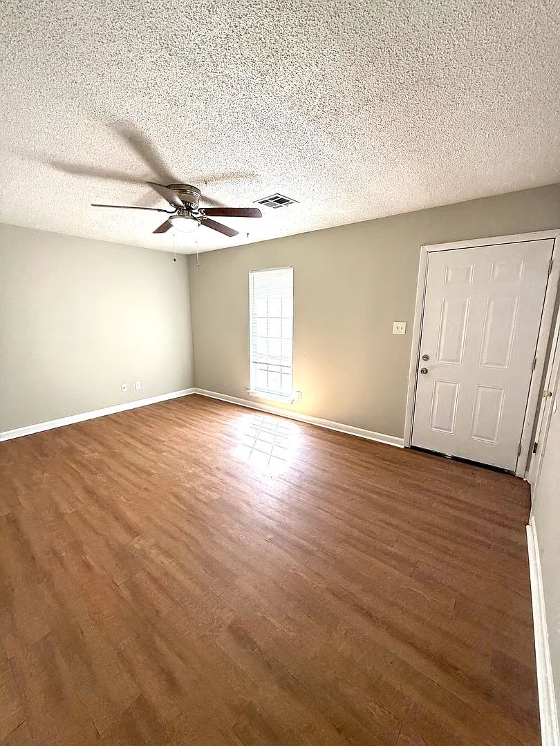 3 bed, 2.0 bath, 1169 sqft, $895 — Photo 2
