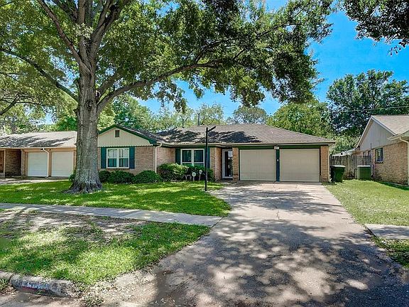 It's just such an inviting little starter home!