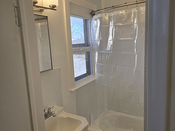 5th image of 313 S Pleasant St APT 1