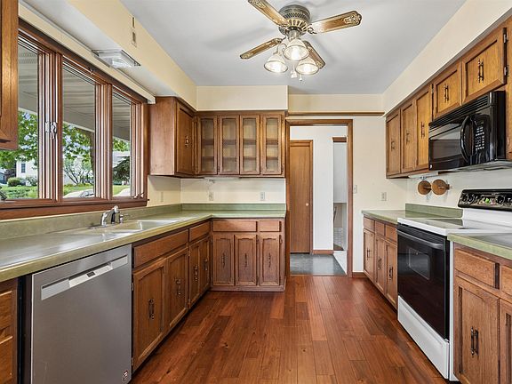 2nd image of 706 2nd Ave NW