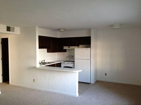 3rd image of 325 Ashlawn Dr APT 5