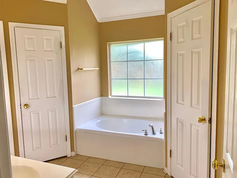 1621 Williamsburg Dr — Photo 4