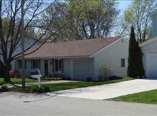 4 Yew Ct, Bloomington, IL 61701