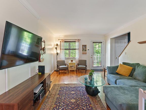 4th image of 360 Parkview Dr APT B