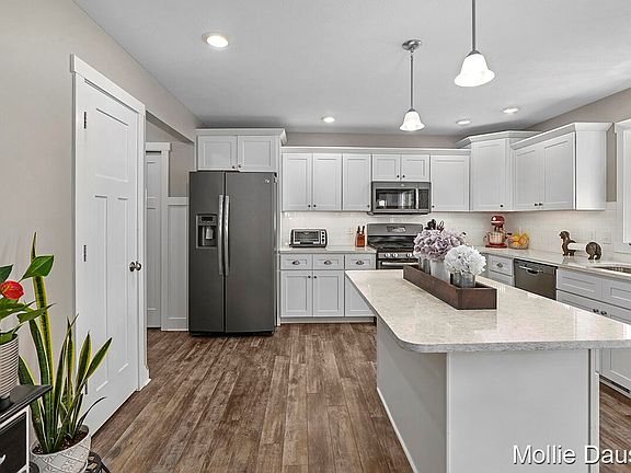 2nd image of 9923 Myers View Dr NE