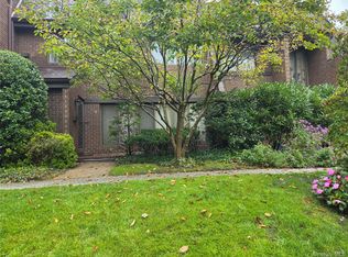 3 Acorn Ponds Dr, Roslyn, NY 11576