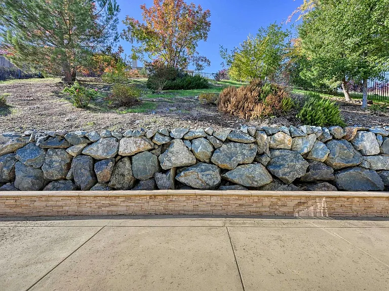 4056 Redondo Dr — Photo 6