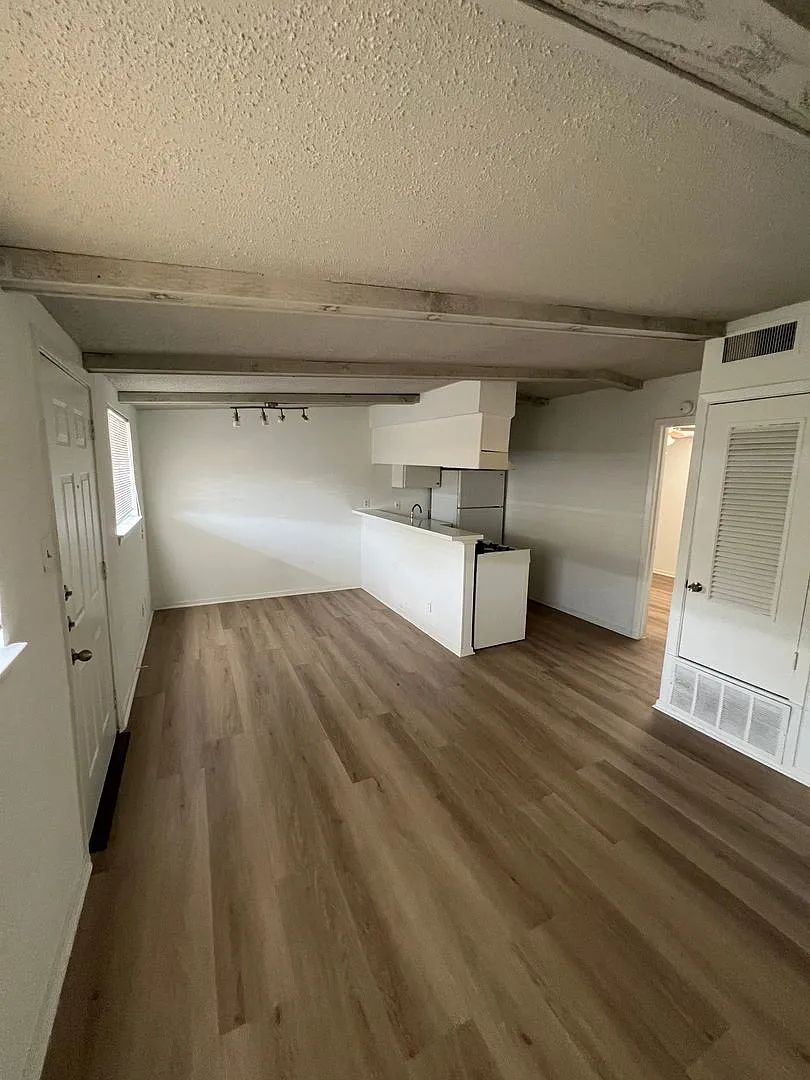 Hyde Park 1-Bedroom Apartment Near UT | Parking Included — Photo 4