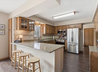 9150 Juneau Dr, Woodbury, MN 55125