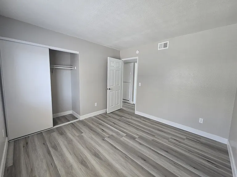 Cora Apartments — Photo 36