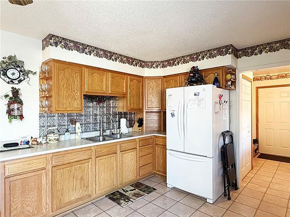 4th image of 211 Poskin Avenue