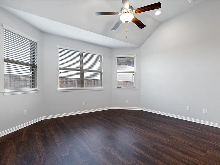 912 Slate Ln — Photo 16