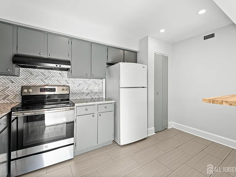 3226 Sayre Dr — Photo 9