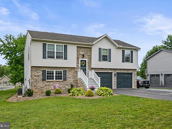 3rd image of 43 Pemberton Dr