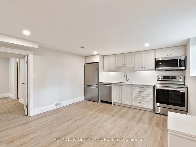 16 Inverary Rd #LOWER — Photo 4