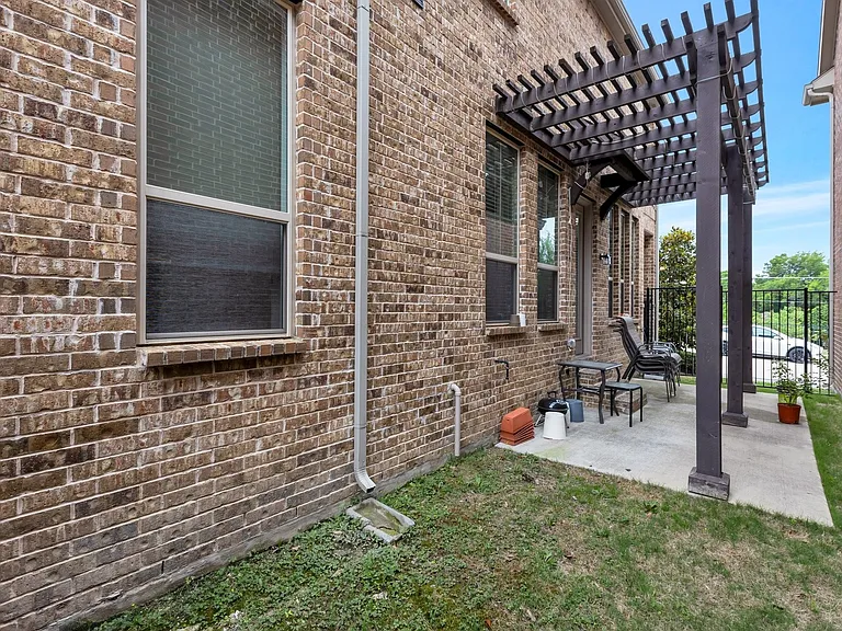 2464 Castle Ridge Dr — Photo 17