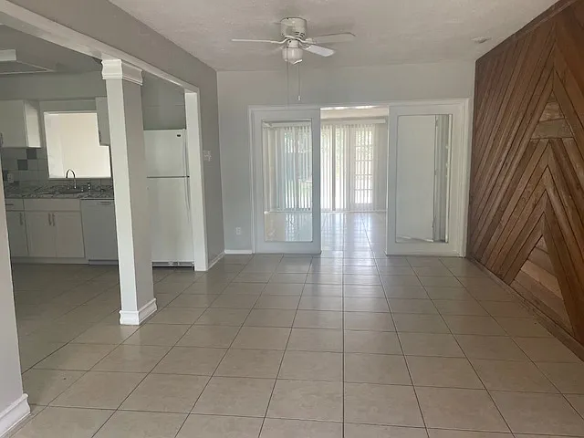 Dining area - 2580 Elyria Ave