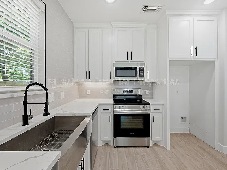 931 W Collins St — Photo 11