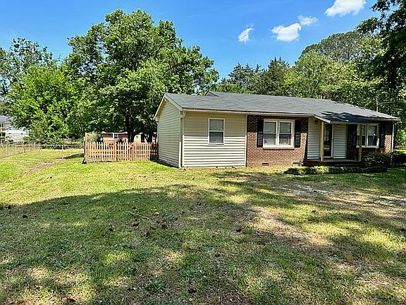 3rd image of 409 Croom Dr