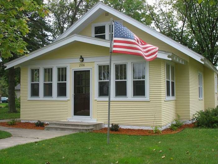 2nd image of 206 Carpenter St
