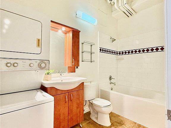 3rd image of 312 W 5th St APT 701