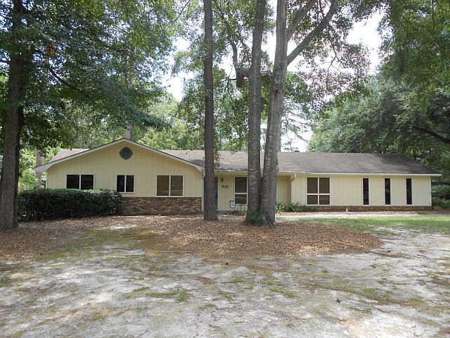 1st image of 915 Clayton Dr