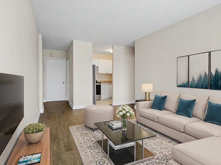 154 The Pkwy — Photo 3
