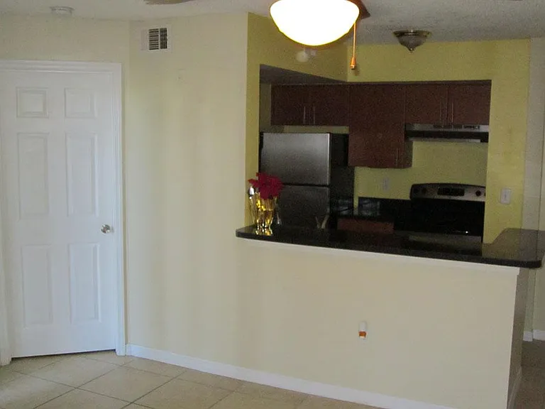 425 Fountainhead Cir — Photo 5