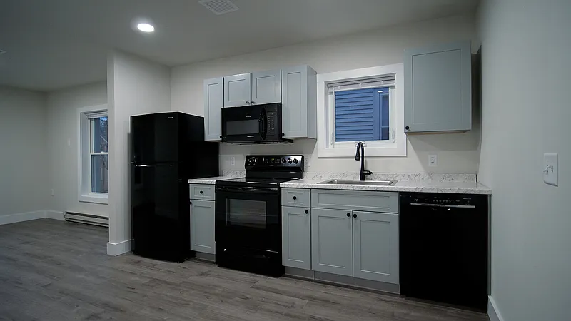 4 bed, 1.0 bath, $4,640 — Photo 2