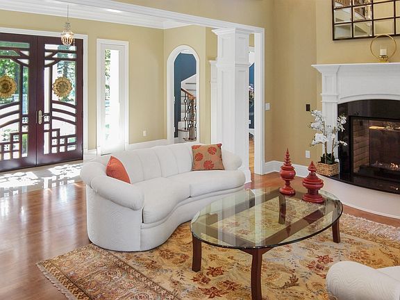4th image of 503 Country Club Dr