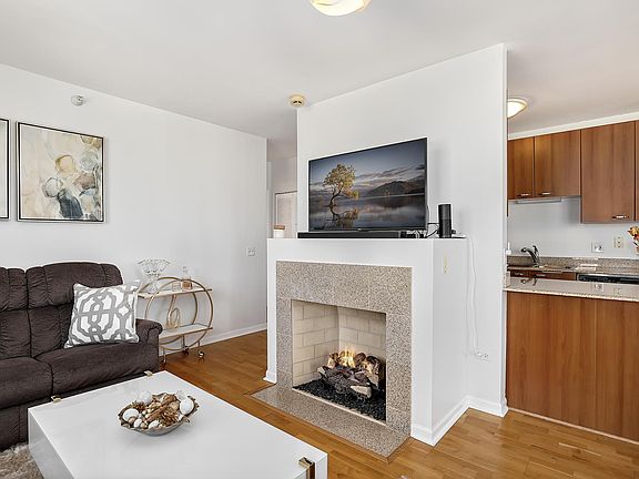 3rd image of 635 N Dearborn St APT 2101
