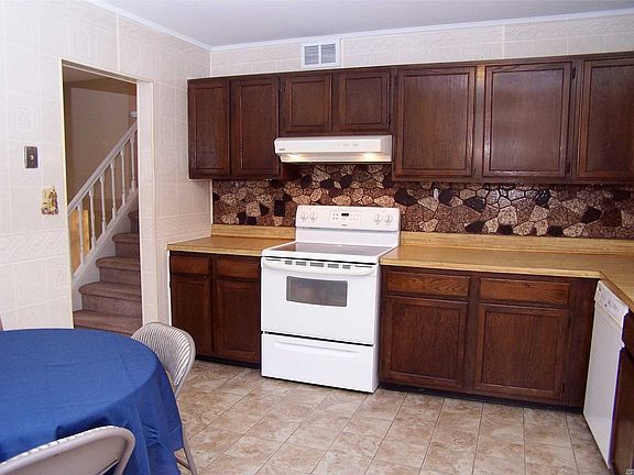 5th image of 75 Joanne Dr