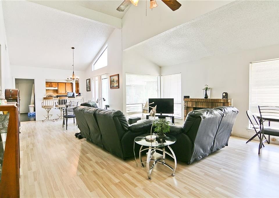 1st image of 566 Hunters Glen St