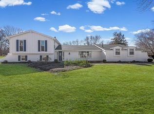 19 Golfview Ln, Lake Barrington, IL 60010