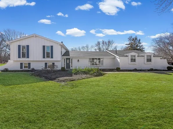 19 Golfview Ln, Lake Barrington, IL 60010