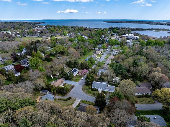 3rd image of 1 Barlow Ln