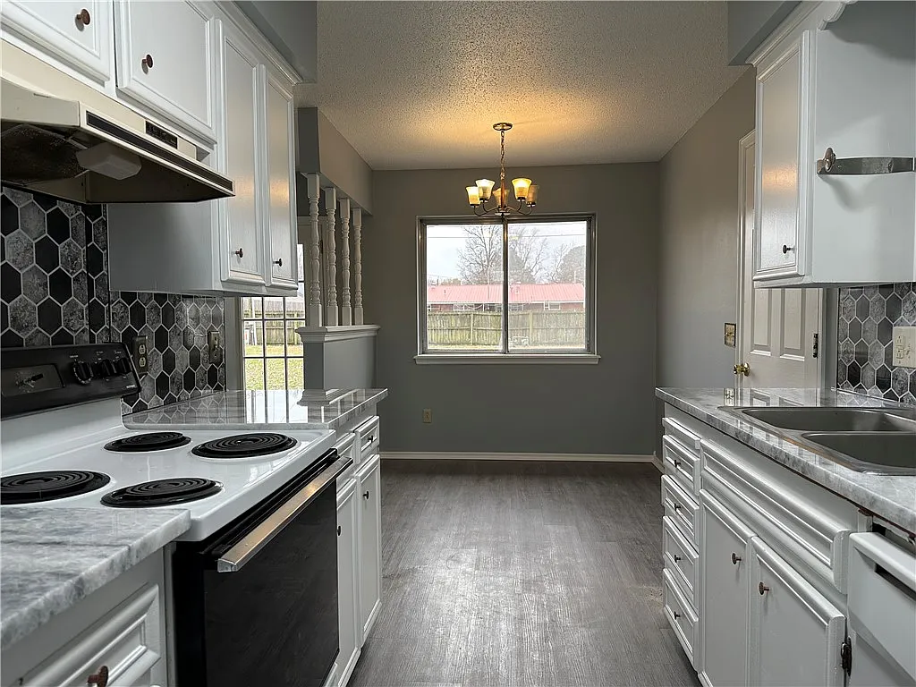 3 bed, 1.0 bath, 1049 sqft, $1,250 — Photo 4