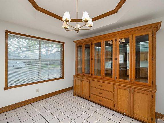 5th image of 516 E Wisteria Ave