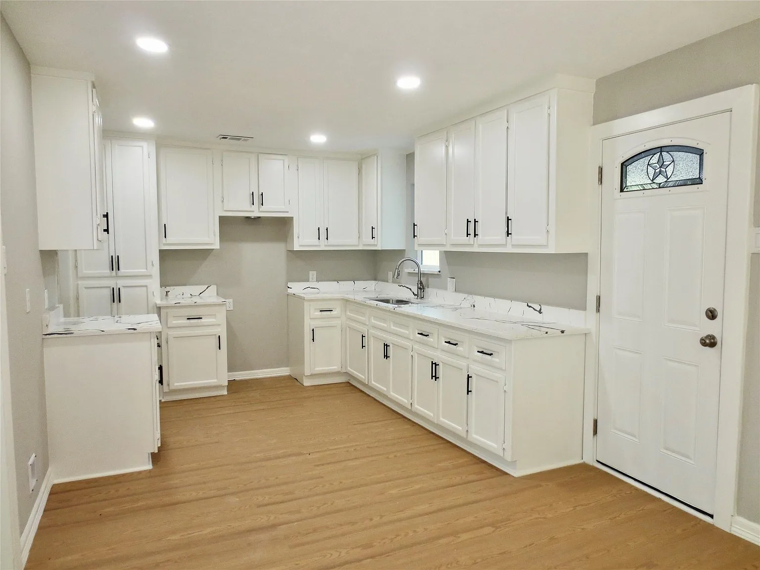 3 bed, 1.5 bath, 1312 sqft, $1,700 — Photo 3