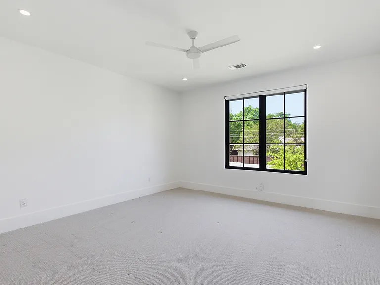 9855 Kingsway Ave — Photo 36