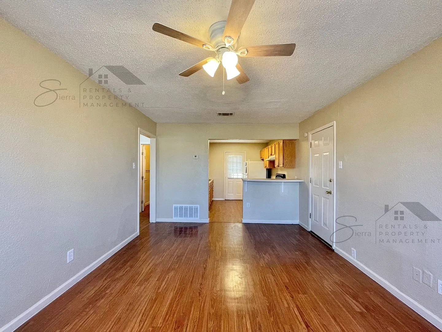 Charming 2 bedroom, 1 bath home with carport and spacious back yard! — Photo 2
