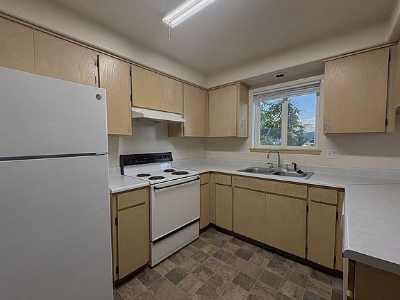 3rd image of 2042 Campus Dr APT 4
