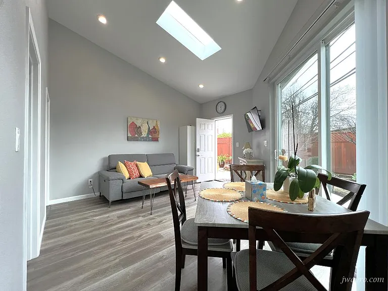 476 Fiesta Dr — Photo 2
