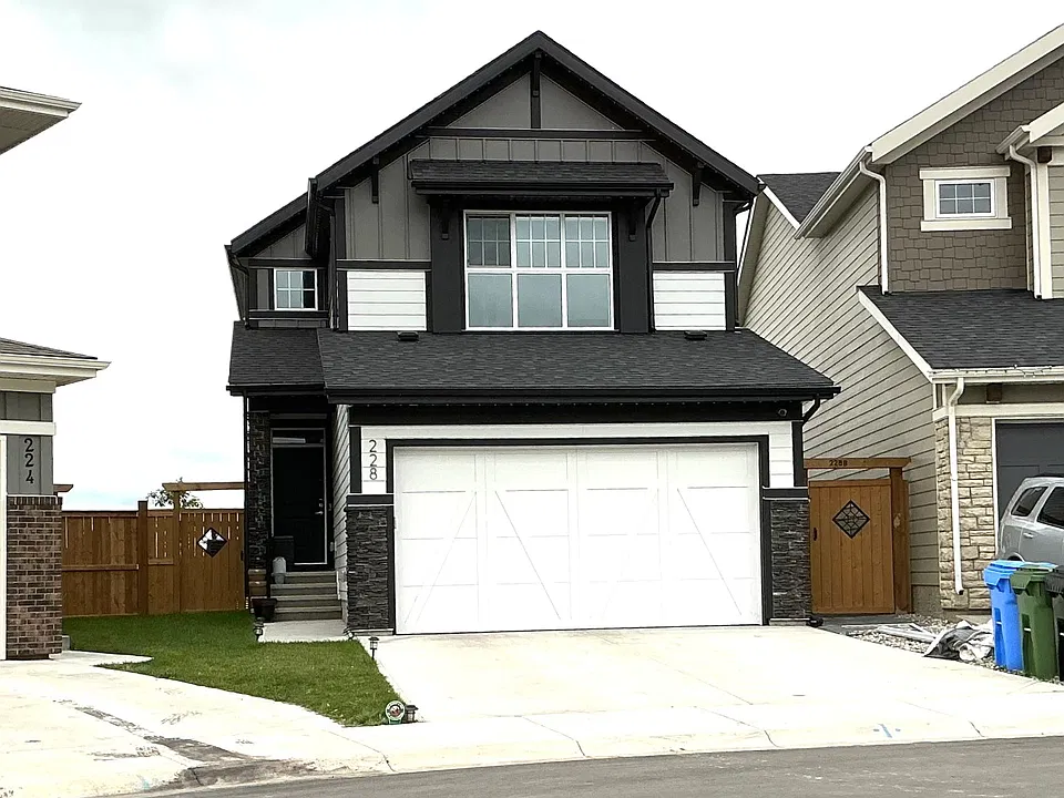 228 Magnolia Cres SE