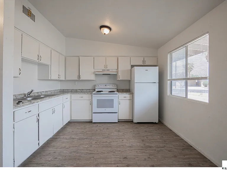 2139 W Devonshire Ave #2 — Photo 6