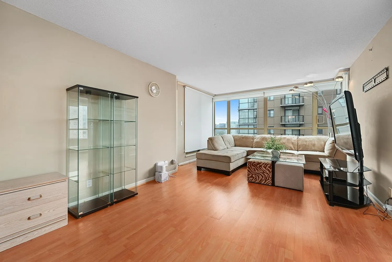 3 bed, 1050 sqft, $3,200 — Photo 4